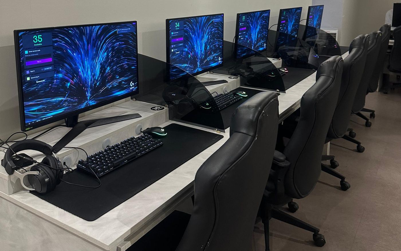 Standard zone: a row of PCs with LG UltraGear monitors and leather gaming chairs